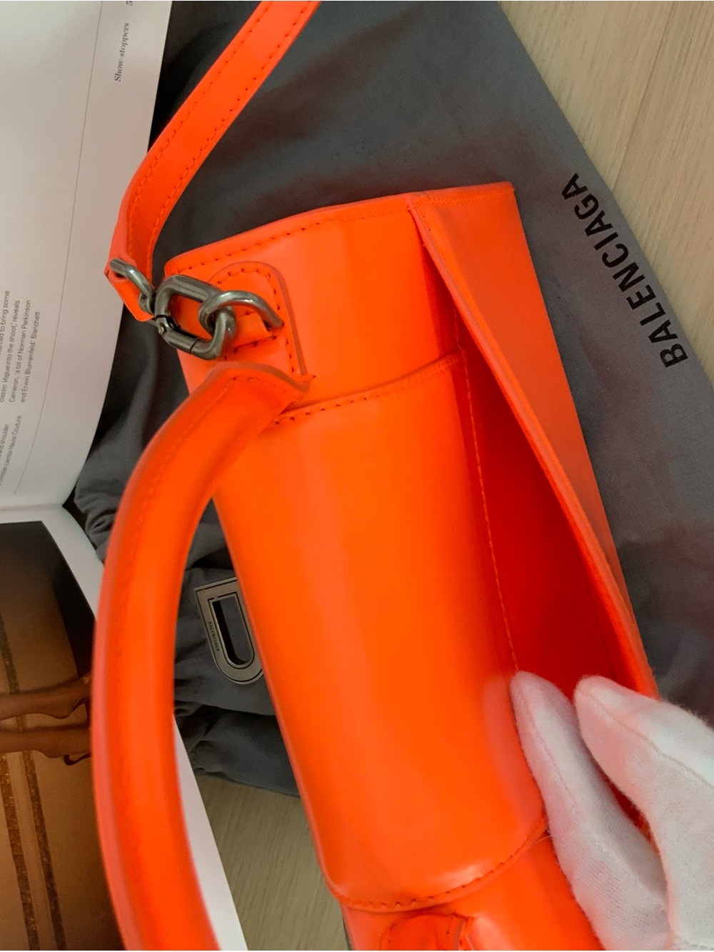 BALENCIAGA
Hourglass Small Handbag - Picture 8 of 8